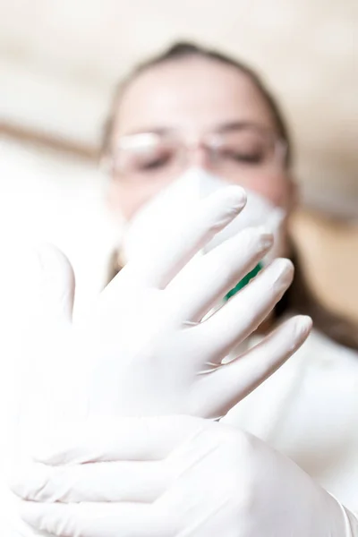 Jeune Femme Dans Manteau Médical Blanc Met Des Gants Caoutchouc — Photo