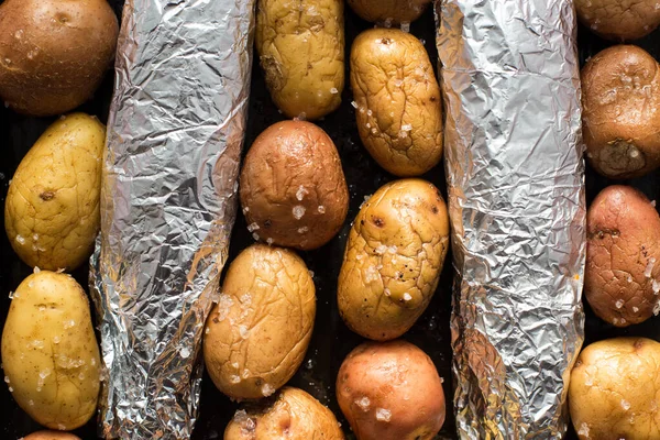 Cavala Enrolada Papel Alumínio Com Batata Peixes Batatas Cozidos Forno — Fotografia de Stock