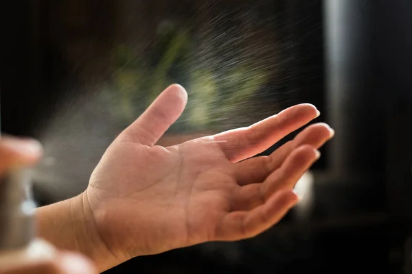 Tangan Menggunakan Antiseptik Spray Close Rumah Setiap Jam — Stok Foto