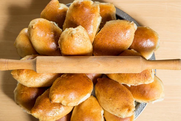 Zelfgemaakte Taarten Tafel Vers Gebakken Broodjes Een Bord Met Een — Stockfoto