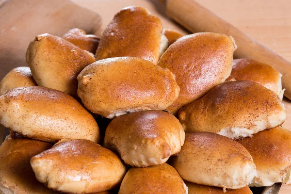 新鮮で健康的なパンの大きな山 自家製の焼き菓子が閉じます — ストック写真