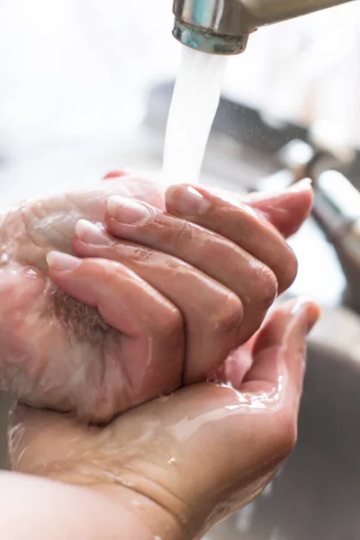 女の子はタップのクローズアップの下で手を洗う ウイルス感染を防ぐために頻繁に手を洗う — ストック写真