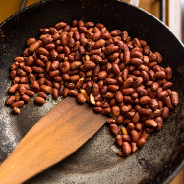bitkisel protein kaynağı olarak yerfıstığı. Eski dökme demir bir tavada kavrulmuş fıstıklar..