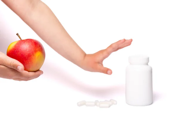 Dzieci Ręce Trzymając Czerwone Jabłko Biorąc Białe Tabletki Pojemnika Bez — Zdjęcie stockowe