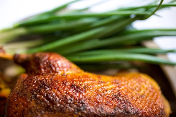 Ganso Horno Cerca Plato Con Hierbas Frescas —  Fotos de Stock