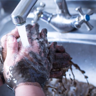 Kirli eller lavabonun altında çamur yıkıyor.