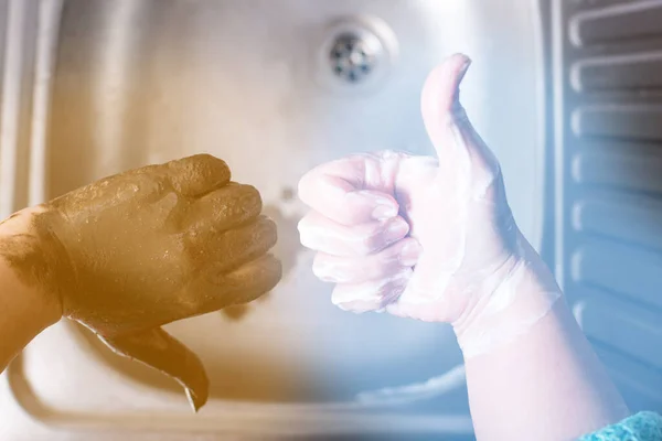 Een Hand Vuil Modder Andere Schoon Gewassen Met Zeep — Stockfoto