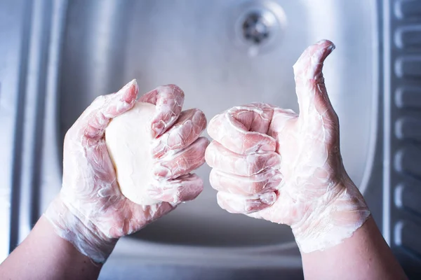 Hnads Houden Stuk Zeep Tonen Als Met Spoelbak Achtergrond — Stockfoto