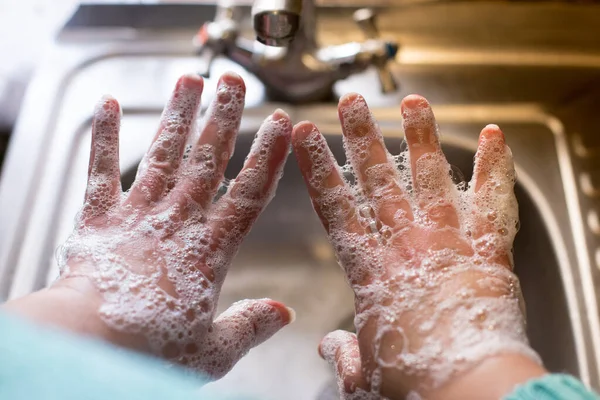 Gadis Mencuci Tangan Dengan Sabun Antiseptik Dengan Wastafel Latar Belakang — Stok Foto