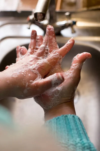 Vrouw Handen Wassen Met Zeep Metalen Gootsteen Licht Uit Een — Stockfoto