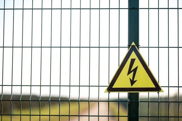 Yüksek Voltajın Tehlikesi Hakkında Bir Uyarı Işareti Çitli Bölgede Sertleşti — Stok fotoğraf