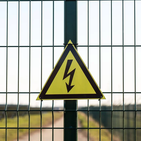 发电厂围区高压硬化危险的警示牌 免版税图库照片