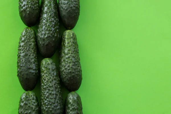Verse Rewal Komkommers Groene Achtergrond Met Kopieerruimte — Stockfoto