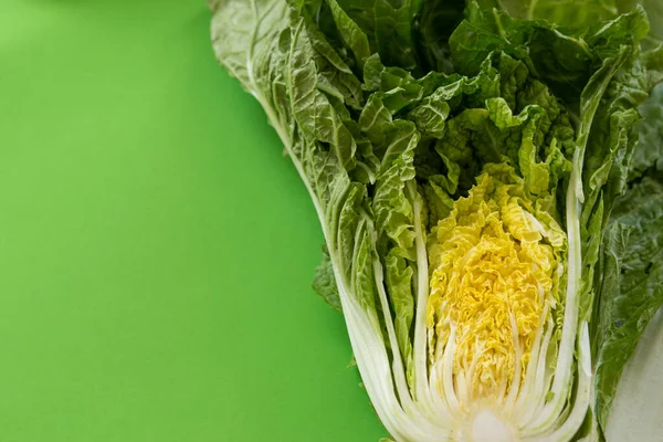 Repolho Chinês Verde Fresco Fatiado Com Cópia Cpace Fundo Verde — Fotografia de Stock