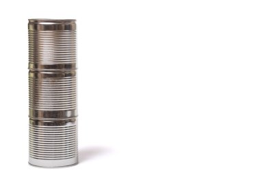 Metal kutular beyaz bir arkaplan üzerinde, kopyalama alanı ile.