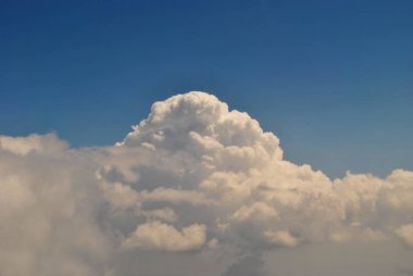 Bulutlu mavi gökyüzü