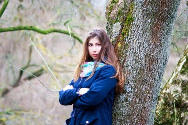 Bahar yürüyüşte ormandaki