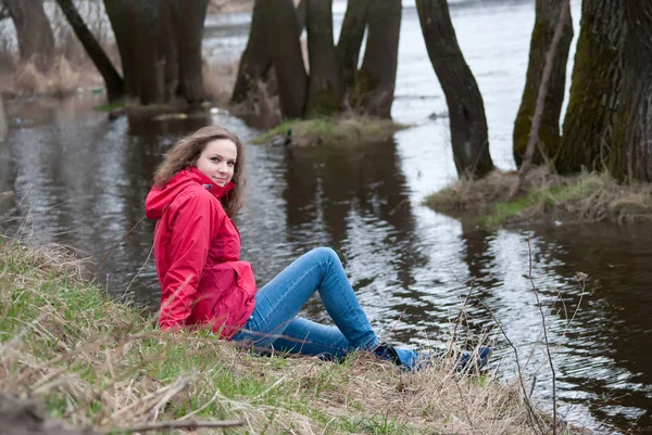 Procházka u řeky — Stock fotografie