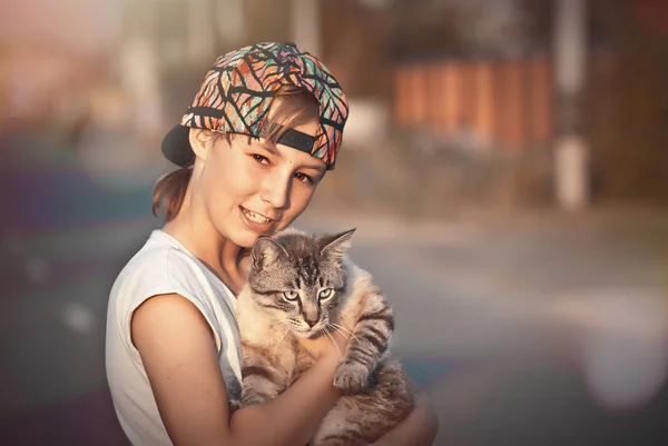 Adolescente con un gato — Foto de Stock