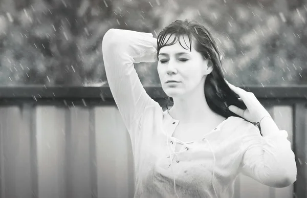 Mujer bajo la lluvia — Foto de Stock