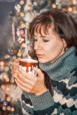 Sıcak bir şeyler iç.