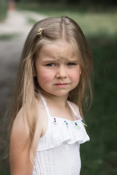 Menina Parece Descontente Ressentido — Fotografia de Stock