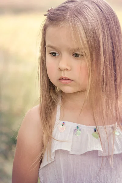 一个非常悲伤的小女孩的肖像 — 图库照片