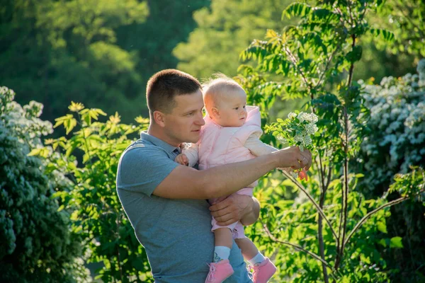 Padre Felice Tiene Bambino Tra Braccia Una Calda Giornata Sole Fotografia Stock