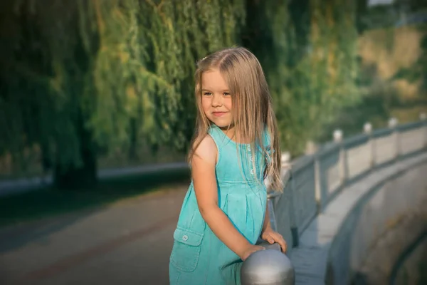 Little Girl Rejoices Walking Summer Park — Stock Photo, Image