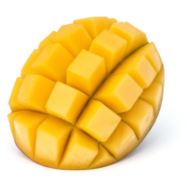 Dilimlenmiş mango küpleri izole
