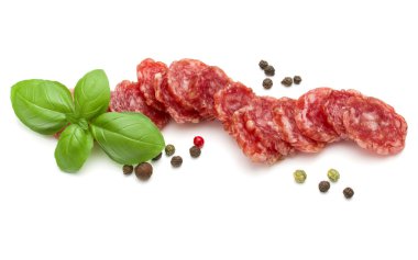 Salam sosis dilimleri ve fesleğen yaprakları