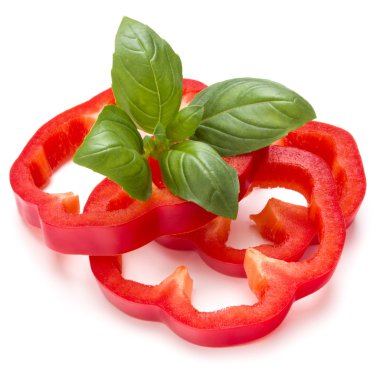 Kırmızı tatlı biber dilimleri ve fesleğen