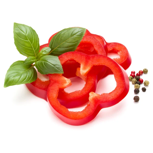 Fatias de pimenta vermelha e manjericão isolado — Fotografia de Stock