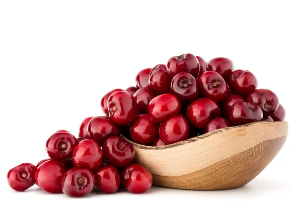 Baies de cerises dans un bol en bois — Photo