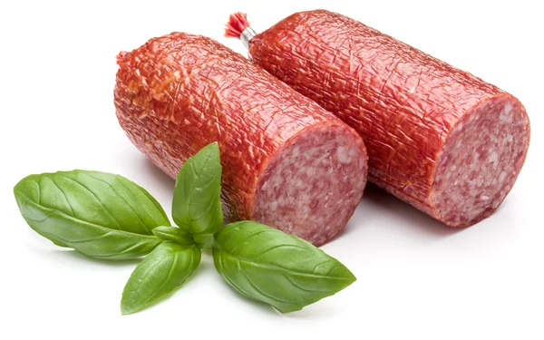 Salame salsiccia affumicata e foglie di basilico — Foto Stock