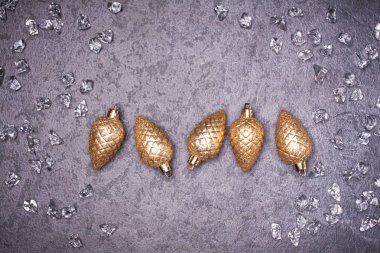 Noel tebrik kartı. Koniler