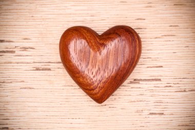 Bir ahşap kalp. Valentines gün kavramı