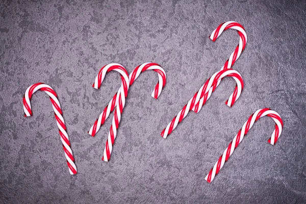 Tarjeta de felicitación navideña. Cono de caramelo de Navidad — Foto de Stock