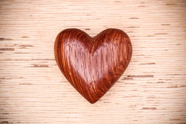 Jedno dřevěné srdce. Valentines dny koncept — Stock fotografie