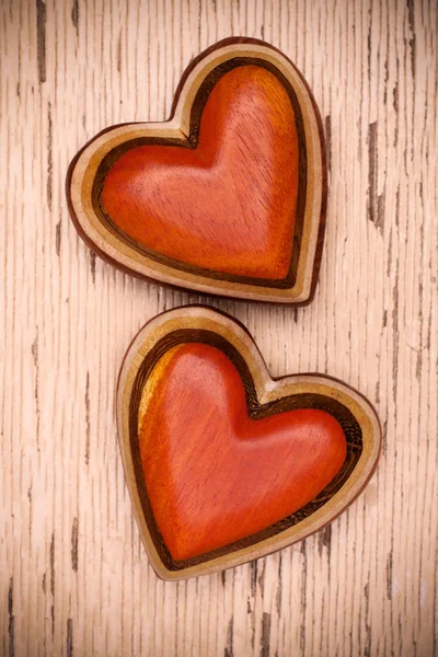 Dois corações de madeira. Valentim dias conceito — Fotografia de Stock