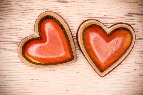 Twee houten harten. Valentines dagen concept — Stockfoto