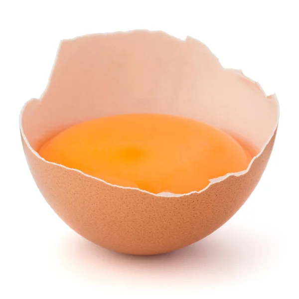 Uovo rotto a metà guscio d'uovo — Foto Stock