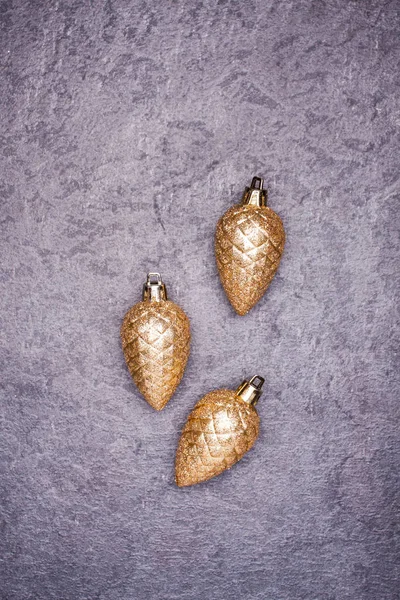 Noel tebrik kartı. Koniler