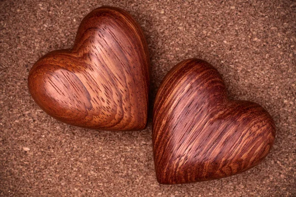 İki ahşap kalp. Valentines gün kavramı