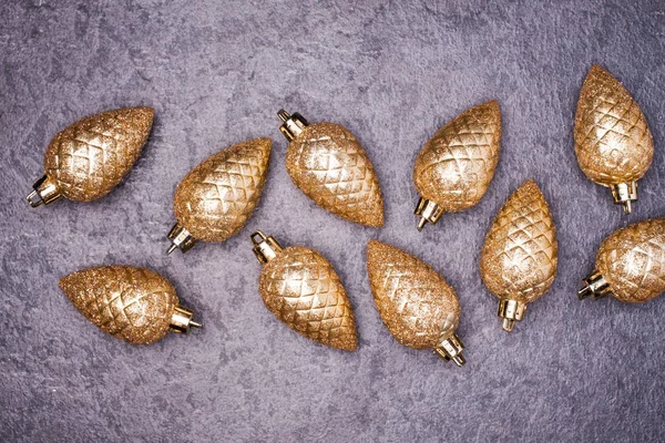 Noel tebrik kartı. Koniler