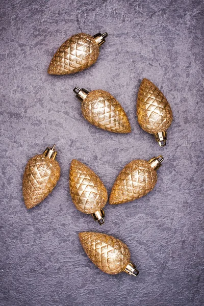 Noel tebrik kartı. Koniler