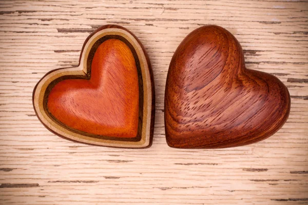 Zwei hölzerne Herzen. Valentinstag-Konzept — Stockfoto