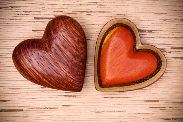 Dos corazones de madera. Concepto de San Valentín — Foto de Stock