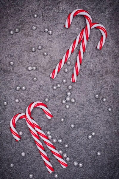Tarjeta de felicitación navideña. Cono de caramelo de Navidad — Foto de Stock