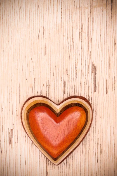 Μία ξύλινη καρδιά. Έννοια ημέρες του Αγίου Βαλεντίνου — Φωτογραφία Αρχείου